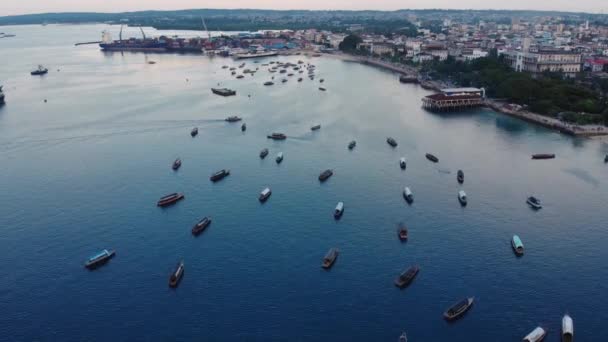 Dhau-Boote und Stone Town auf der Insel Unguja Sansibar in Tansania. Luftaufnahme Indischer Ozean. — Stockvideo