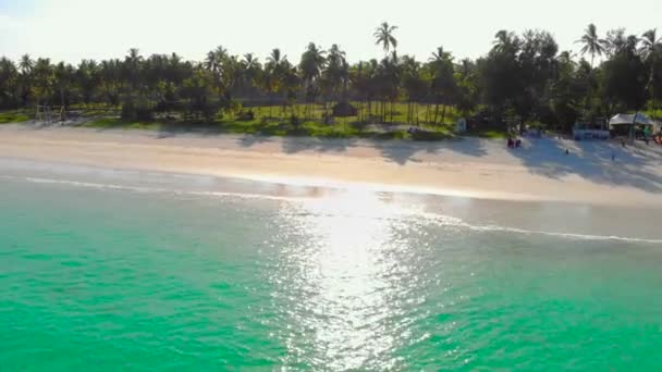 Flyger vid Paradise tropiska Paje stranden på östra Zanzibar ön antenn utsikt. Tanzania, Afrika — Stockvideo