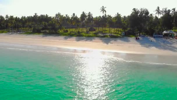 Vliegend langs het Paradise tropische Paje strand bij East Zanzibar eiland luchtfoto. Tanzania, Afrika — Stockvideo