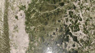 Jambiani köyünde sığ suların üzerinde dalgalar altında uçmak. Yerel halk, Dhow katamaran tekneleri ve su altı deniz yosunları çiftliği. Jambiani, Zanzibar, Tanzanya.