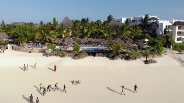 Vue aérienne des toits de chaume du complexe de luxe avec océan sur la magnifique côte de sable blanc de Nungwi à l'île de Zanzibar, en Tanzanie — Video