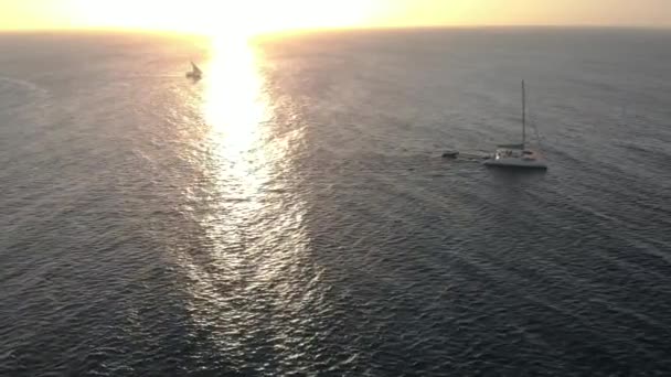 Katamaran Boot bei Sonnenuntergang auf Sansibar Insel Nungwi Strand im Indischen Ozean Luftaufnahme. Unguja, Tansania — Stockvideo