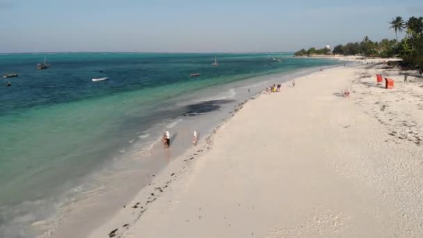 Vista aérea de la costa del océano de arena blanca en la playa de Kendwa en la isla de Zanzíbar, Tanzania — Vídeos de Stock