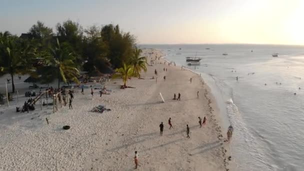 ZANZIBAR, TANZÂNIA - JANEIRO 2020: Vista aérea dos telhados de luxo de Thatched Resort with Ocean na bela costa oceânica de areia branca em Kendwa — Vídeo de Stock