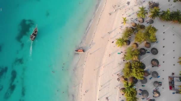 Vista superior de la línea de playa con resorts en la playa de Zanzíbar Nungwi en la hora de la tarde con el océano Índico azul — Vídeo de stock