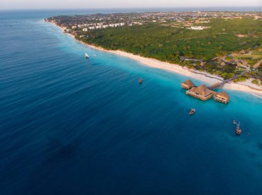 Zanzibar Kendwa Sahili 'nde, Hint Okyanusu' nun Mavi Suyu 'nda güzel bir lokanta.