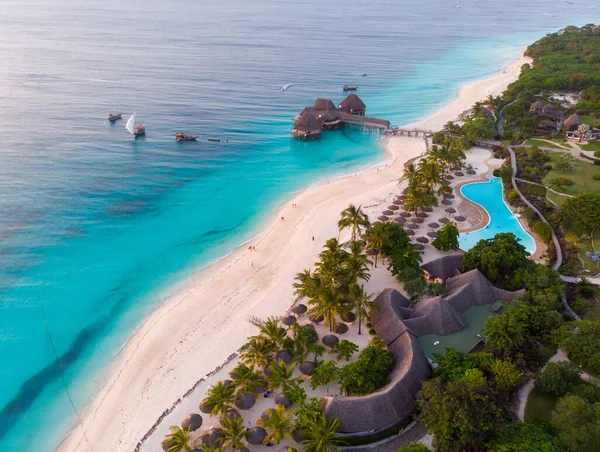 Hint okyanusunun Turkuaz Suyu 'nda akşam saatlerinde Zanzibar Kendwa plajındaki Güzel Thatch stilt ev restoranında Top View.