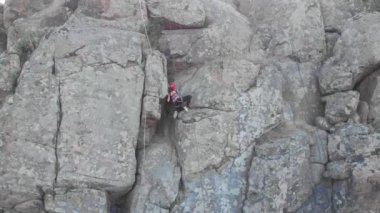 Güzel Sporcu Kadın, arka planda güzel bir manzarayla dağ yamacına tırmanıyor. Sağlıklı bir yaşam tarzı. etkin uç.