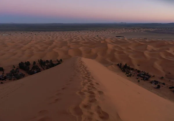 Oase in Zandduinen van Erg Chebbi in de Sahara woestijn, Marokko — Stockfoto