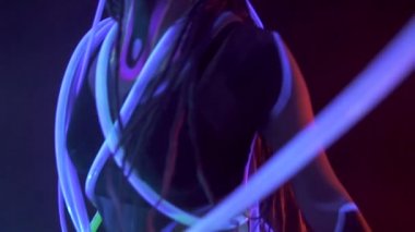 Neon UF Light 'ta Dreadlock' lu bir kızın portresi. Psikedelik Makyajlı Parlak tüplerle dans eden manken kız, UV 'deki Kadın Disko Dansçısı Modeli, Renkli Soyut Makyaj.