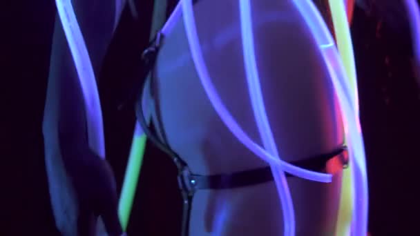 Ritratto di una ragazza con paraocchi al neon UF Light. Modello Ragazza che balla con tubi incandescenti con trucco psichedelico, Art Design della Danzatrice di Discoteca Femminile Modello in UV, Trucco Astratto Colorato . — Video Stock