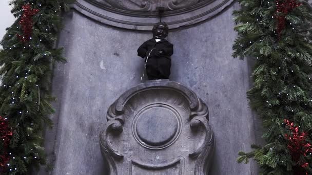 Los 400 años de cumpleaños de la famosa estatua de The Manneken Pis, Bruselas, Bélgica. Peeing Boy en suite y pastel de cumpleaños con número 400 — Vídeos de Stock