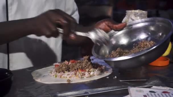 A Typical Street Food of Zanzibar Archipelago in Stone Town (en inglés). Zanzíbar Pizza proceso de cocción de cerca — Vídeos de Stock