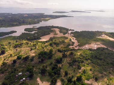 Zanzibar takımadasındaki Pemba adasındaki sahil şeridinin havadan görüntüsü. Özellikle bulutlu havada tepeler ve adalar