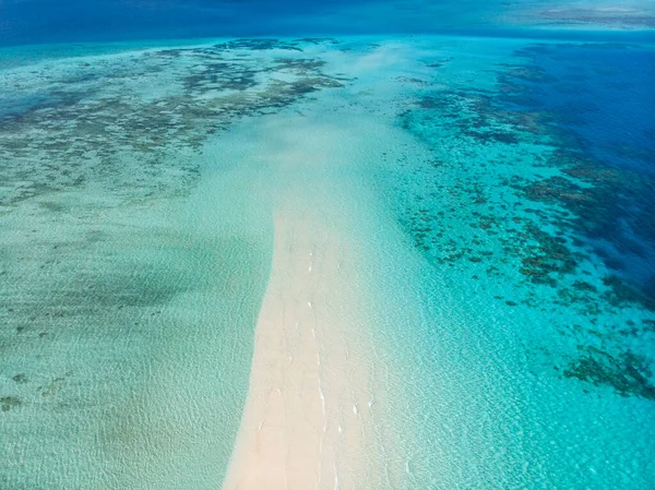 Zanzibar. Nakupenda Adası 'nın kar beyazı kumsalında boş bir plaj. Bir günde sadece birkaç saat ortaya çıkıyor. Hava aracı görüntüsü