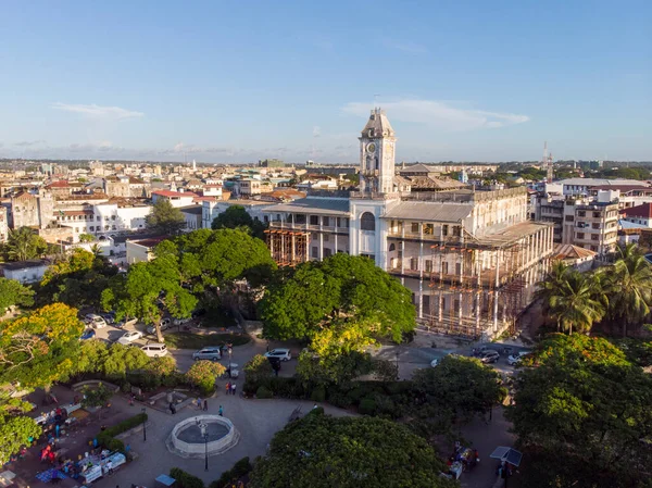 A híres városháza légi felvételei Stone városban, Zanzibárban, Tanzániában — Stock Fotó