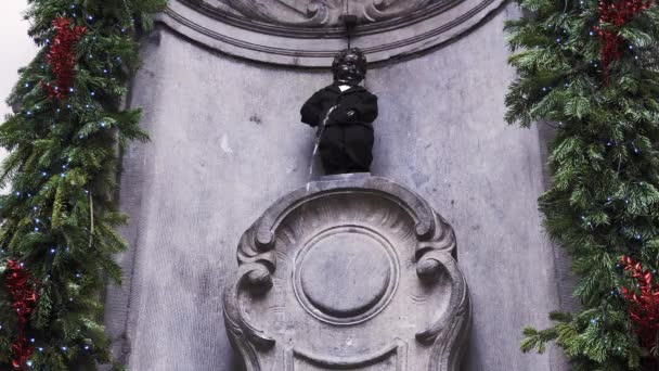 400 jaar Verjaardag van het beroemde standbeeld van De Manneken Pis, Brussel, België. plassende jongen in suite en verjaardagstaart met nummer 400 — Stockvideo