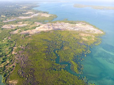 Doğu Pemba adasında, Zanzibar Takımadası, Tanzanya, Hint Okyanusu 'ndaki Mkangale yakınlarındaki su kıyısı manzarası.