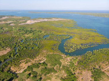 Doğu Pemba adasında, Zanzibar Takımadası, Tanzanya, Hint Okyanusu 'ndaki Mkangale yakınlarındaki su kıyısı manzarası.