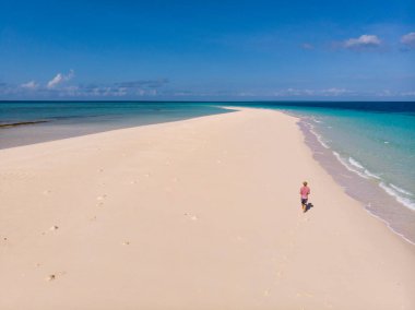 Zanzibar 'daki gezgin. Nakupenda Adası 'nın kar beyazı kumsalında boş bir plaj. Bir günde sadece birkaç saat ortaya çıkıyor. Hava aracı görüntüsü