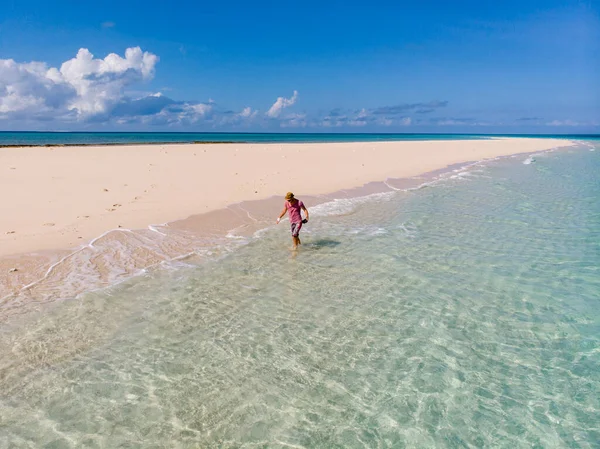 Voyageur sur Zanzibar. Plage vide au banc de sable blanc-neige de l'île de Nakupenda. Apparaissant seulement quelques heures dans une journée. Vue aérienne du drone — Photo