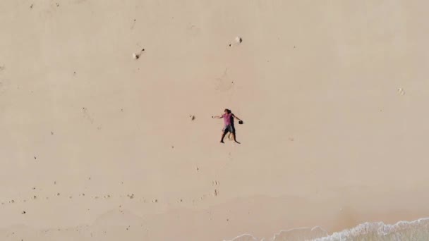 Resenär på Zanzibar. Tomma stranden vid Snövit sandstrand på Nakupenda Island. Han dyker bara upp några timmar om dagen. Flygdrönarskott — Stockvideo