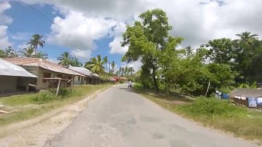 Pemba Adası, Zanzibar Takımadası 'ndaki Afrika Yolları' nın oradaki POV Action Camera shot of Driving Motbike. Tanzanya, Doğu Afrika.