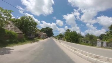 Pemba Adası, Zanzibar Takımadası 'ndaki Afrika Yolları' nın oradaki POV Action Camera shot of Driving Motbike. Tanzanya, Doğu Afrika.