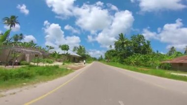 Pemba Adası, Zanzibar Takımadası 'ndaki Afrika Yolları' nın oradaki POV Action Camera shot of Driving Motbike. Tanzanya, Doğu Afrika.