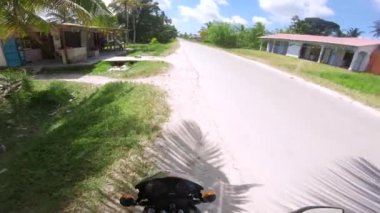 Pemba Adası, Zanzibar Takımadası 'ndaki Afrika Yolları' nın oradaki POV Action Camera shot of Driving Motbike. Tanzanya, Doğu Afrika.