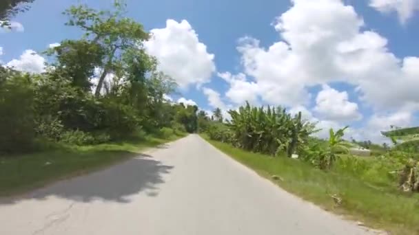 POV Action Cámara de fotos de conducción de motos por las carreteras africanas en la isla de Pemba, archipiélago de Zanzíbar. Tanzania, África Oriental . — Vídeos de Stock