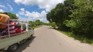 Pemba Adası, Zanzibar Takımadası 'ndaki Afrika Yolları' nın oradaki POV Action Camera shot of Driving Motbike. Tanzanya, Doğu Afrika.