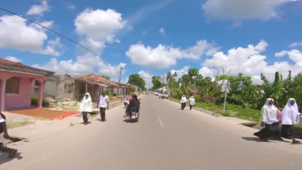 POV Action Camera Skott av körning Motorcykel av de afrikanska vägarna på Pemba Island, Zanzibar skärgård. Tanzania, Östafrika. — Stockvideo