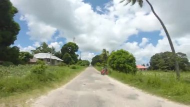 Pemba Adası, Zanzibar Takımadası 'ndaki Afrika Yolları' nın oradaki POV Action Camera shot of Driving Motbike. Tanzanya, Doğu Afrika.
