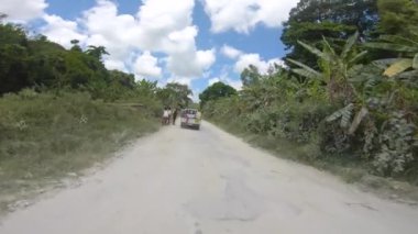 Pemba Adası, Zanzibar Takımadası 'ndaki Afrika Yolları' nın oradaki POV Action Camera shot of Driving Motbike. Tanzanya, Doğu Afrika.