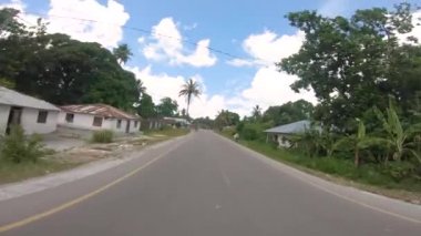 Pemba Adası, Zanzibar Takımadası 'ndaki Afrika Yolları' nın oradaki POV Action Camera shot of Driving Motbike. Tanzanya, Doğu Afrika.