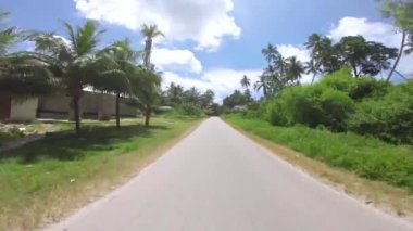 Pemba Adası, Zanzibar Takımadası 'ndaki Afrika Yolları' nın oradaki POV Action Camera shot of Driving Motbike. Tanzanya, Doğu Afrika.
