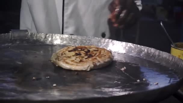 Cooking A Typical Street Food of Zanzibar Archipelago in Stone Town (en inglés). Zanzíbar Pizza proceso de cocción de cerca — Vídeo de stock