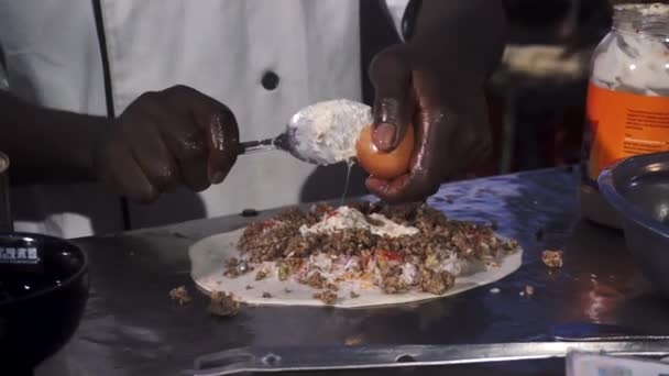 A Typical Street Food of Zanzibar Archipelago in Stone Town (en inglés). Zanzíbar Pizza proceso de cocción de cerca — Vídeos de Stock