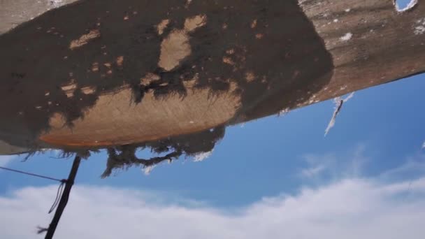 Voiles dilatées flottant contre le ciel bleu de midi avec des nuages particuliers — Video