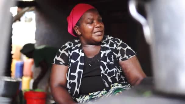 Retrato de una mujer africana cocinando Ugali común hecho de harina de maíz en las montañas de Usambara, Lushoto, Tanzaina, África . — Vídeos de Stock