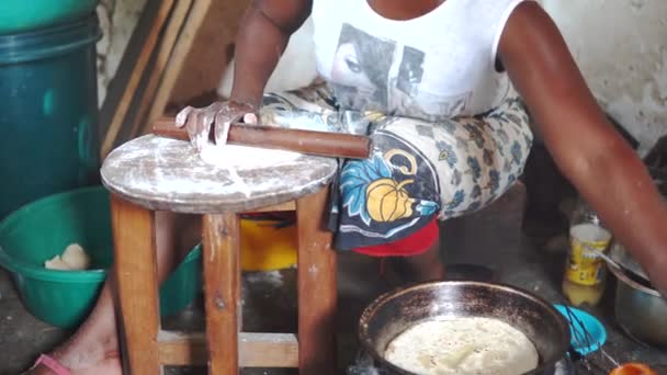 Manos de mujer africana preparando Chapati común hecha de harina en Tanzaina, África . — Vídeos de Stock