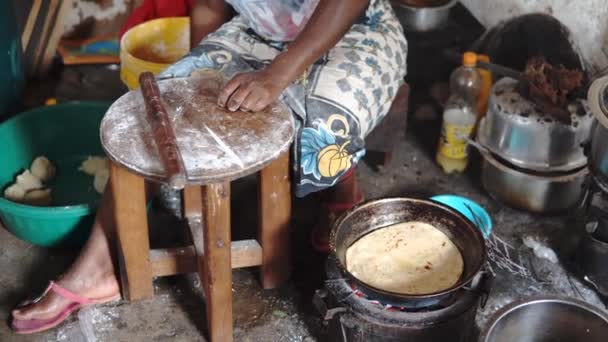 在非洲坦桑尼亚，非洲妇女的手在用面粉制作普通的Chapati. — 图库视频影像