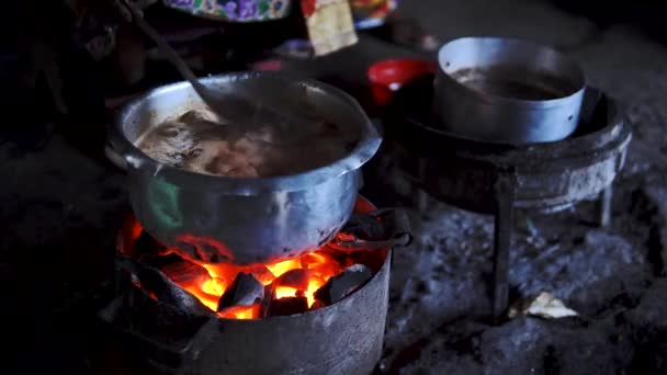 Mãos de mulher africana cozinhando alimentos simples na cabana escura no campo de Mountain Village na Tanzaina, África . — Vídeo de Stock