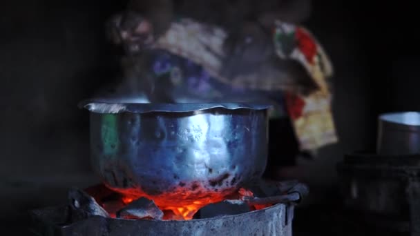 Manos de mujer africana cocinando comida sencilla en cabaña oscura en el campo de Mountain Village en Tanzaina, África . — Vídeos de Stock