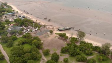 Tanzanya 'daki Dar es Salaam yakınlarında Bagamoyo kasabasında bir hava aracı vuruldu.