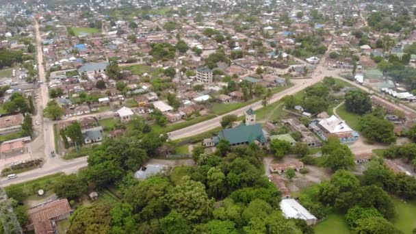 Ένα αεροπορικό drone shot στην πόλη Bagamoyo κοντά στο Dar es Salaam στην Τανζανία — Αρχείο Βίντεο