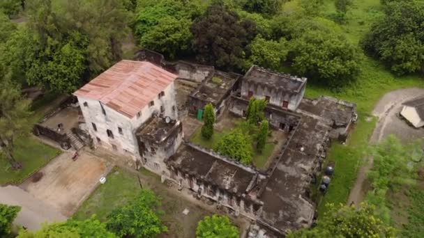 LuchtDrone Flyby Shot of Old Deutsch German Colonial Fort in Bagamoyo Historisch stadsdeel nabij de Dar Es Salaam aan de Indische Oceaan — Stockvideo