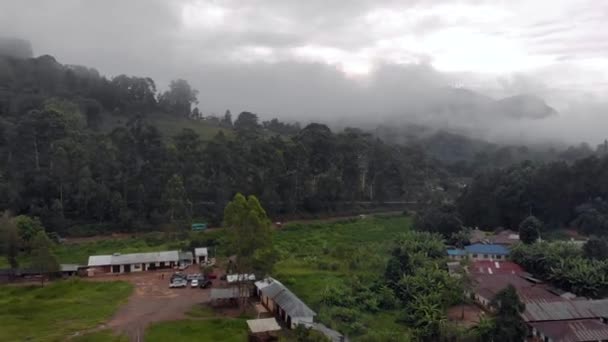 Aerial Drone Shot Flying by Cloudy Misty Foggy Lushoto village in Usambara Mountains. Posto remoto nella provincia di Tanga, Tanzania, Africa — Video Stock