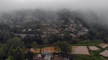Usambara Dağları 'ndaki Cloudy Misty Lushoto köyünde Rice Paddles' ın yanında uçan hava aracı. Tanga Eyaleti, Tanzanya, Afrika 'da Uzak Bir Yer